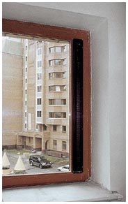 Внешний вид окна с установленным вертикально проветривателем